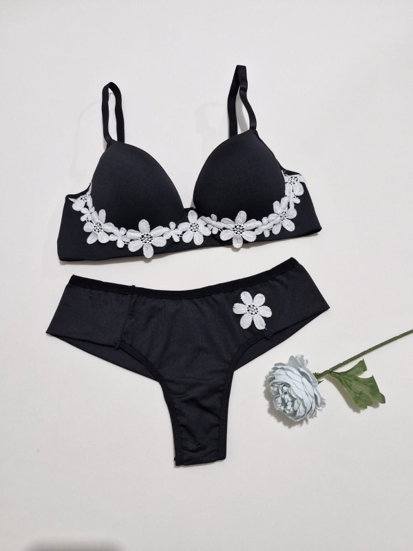 Conjunto de lingerie feminina com detalhes em gripuire - Image 2