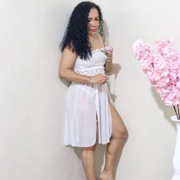 Camisola sensual feita com tule e renda