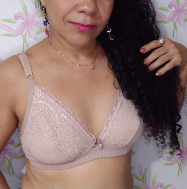 Soutien reforçado sem bojo disponível em quatro cores