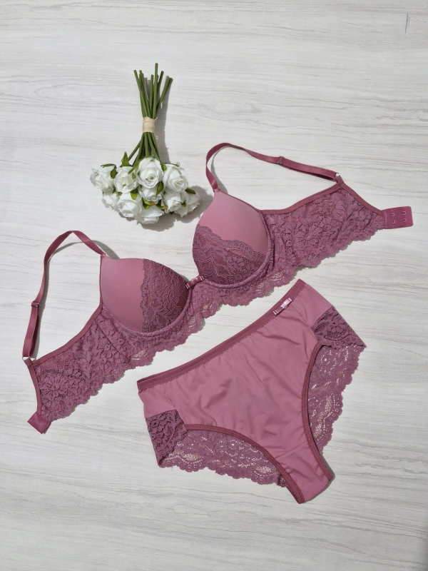 Conjunto de lingerie feminina com a calcinha caleçon