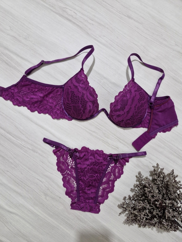 Conjunto de lingerie em renda morado e arco inteiro