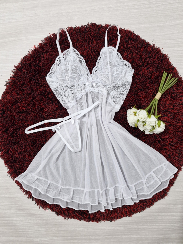 Camisola Laís feita com tule e renda branca