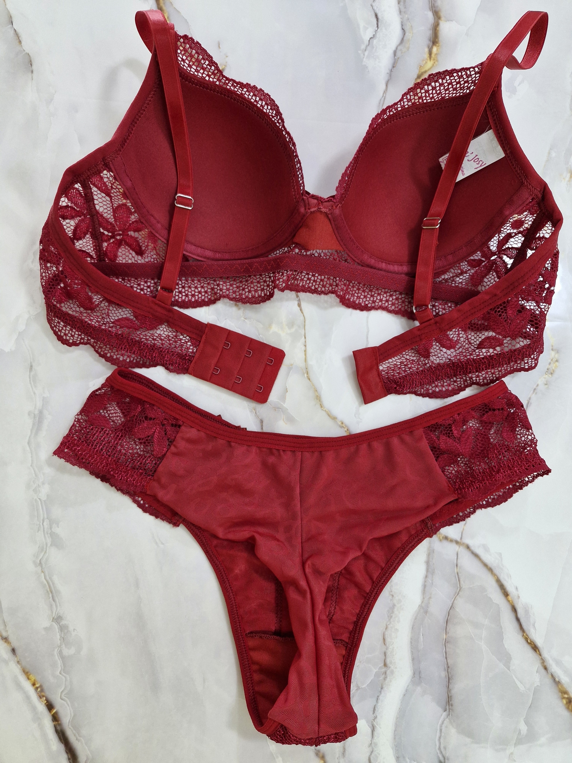 Conjunto de lingerie feito com renda e detalhes em tule - Image 3