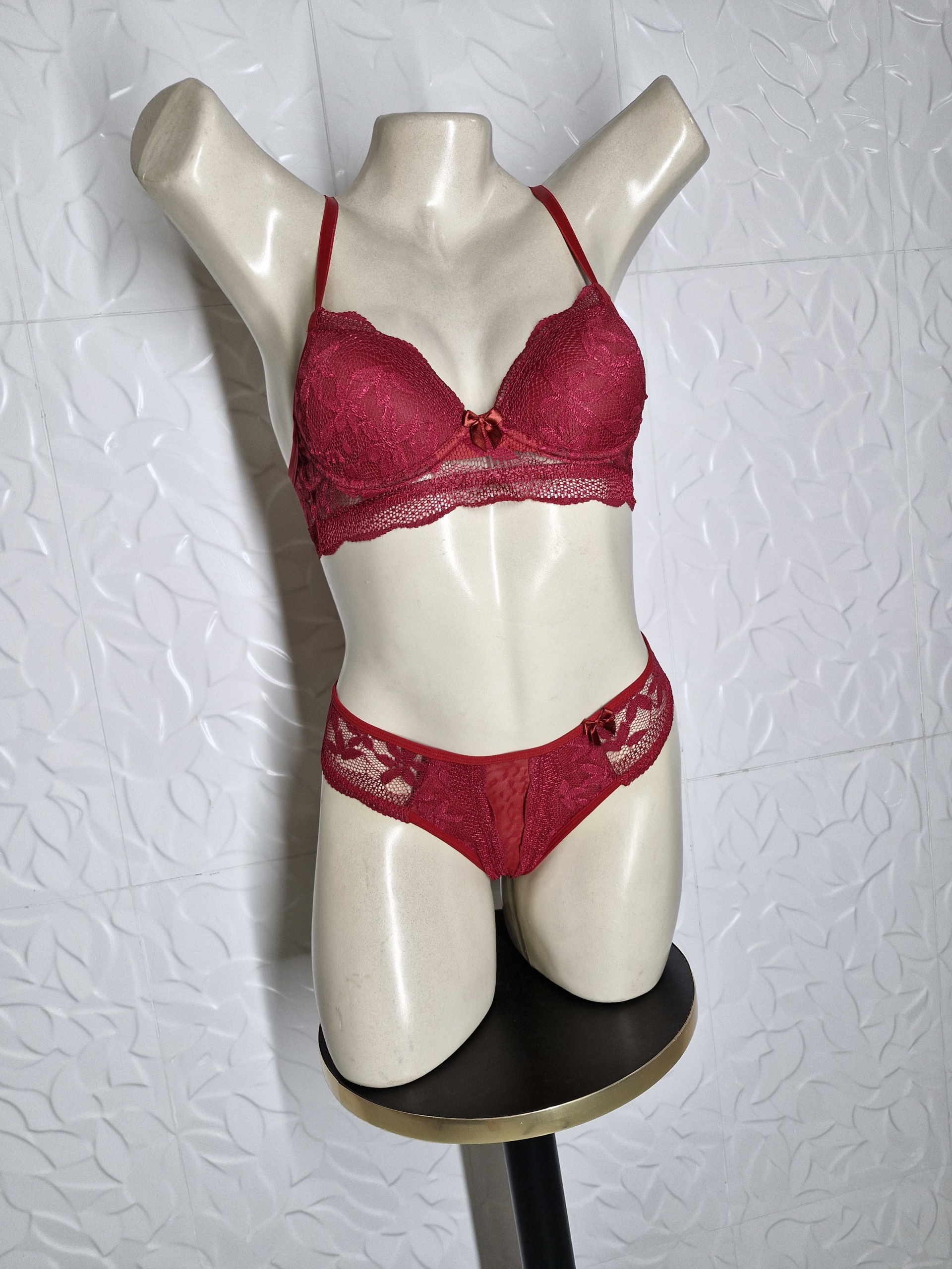 Conjunto de lingerie feito com renda e detalhes em tule - Image 4