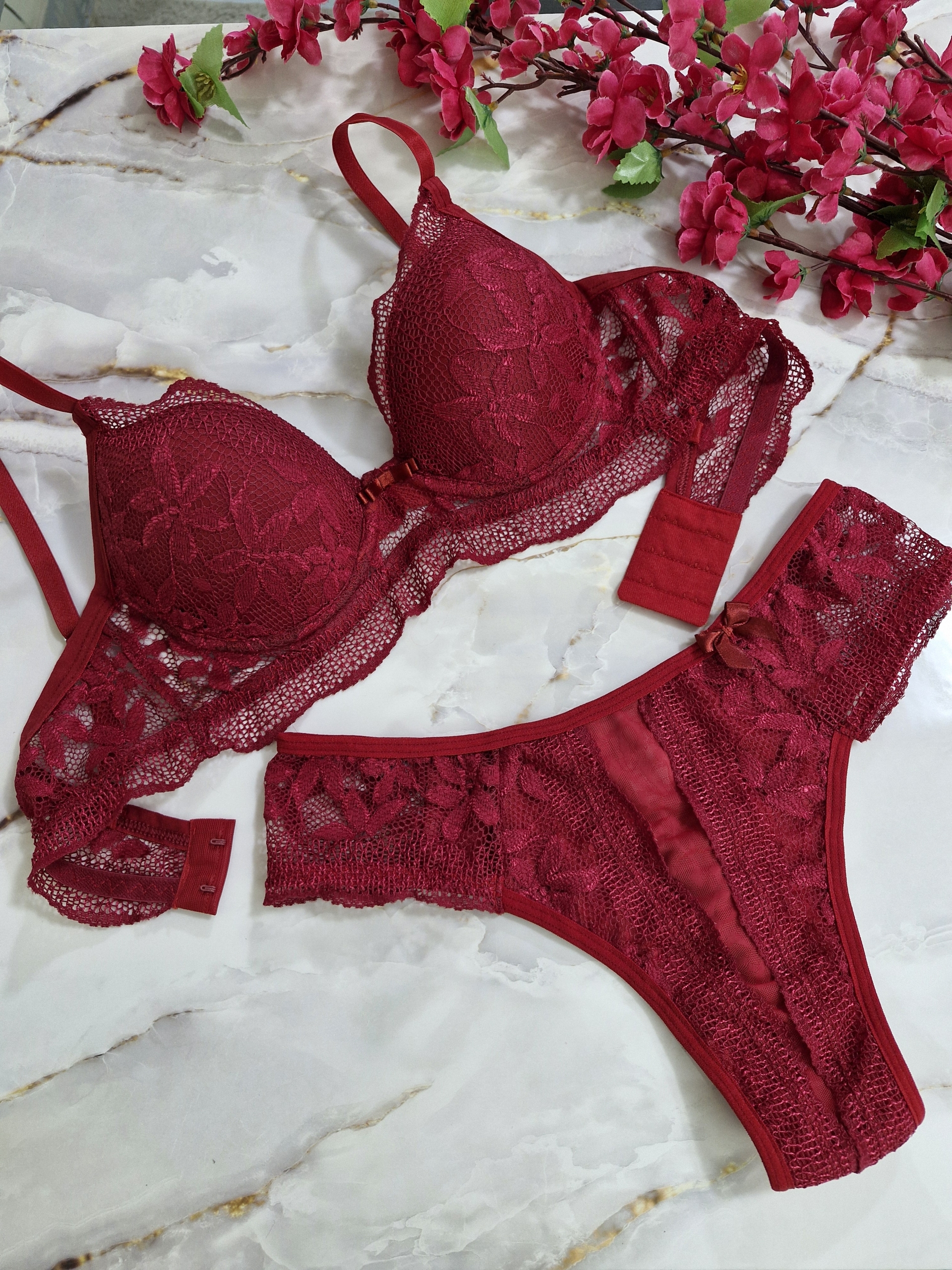 Conjunto de lingerie feito com renda e detalhes em tule