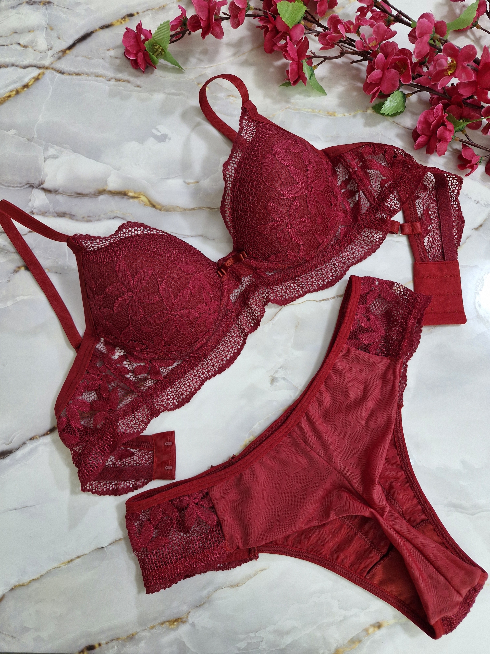 Conjunto de lingerie feito com renda e detalhes em tule - Image 2