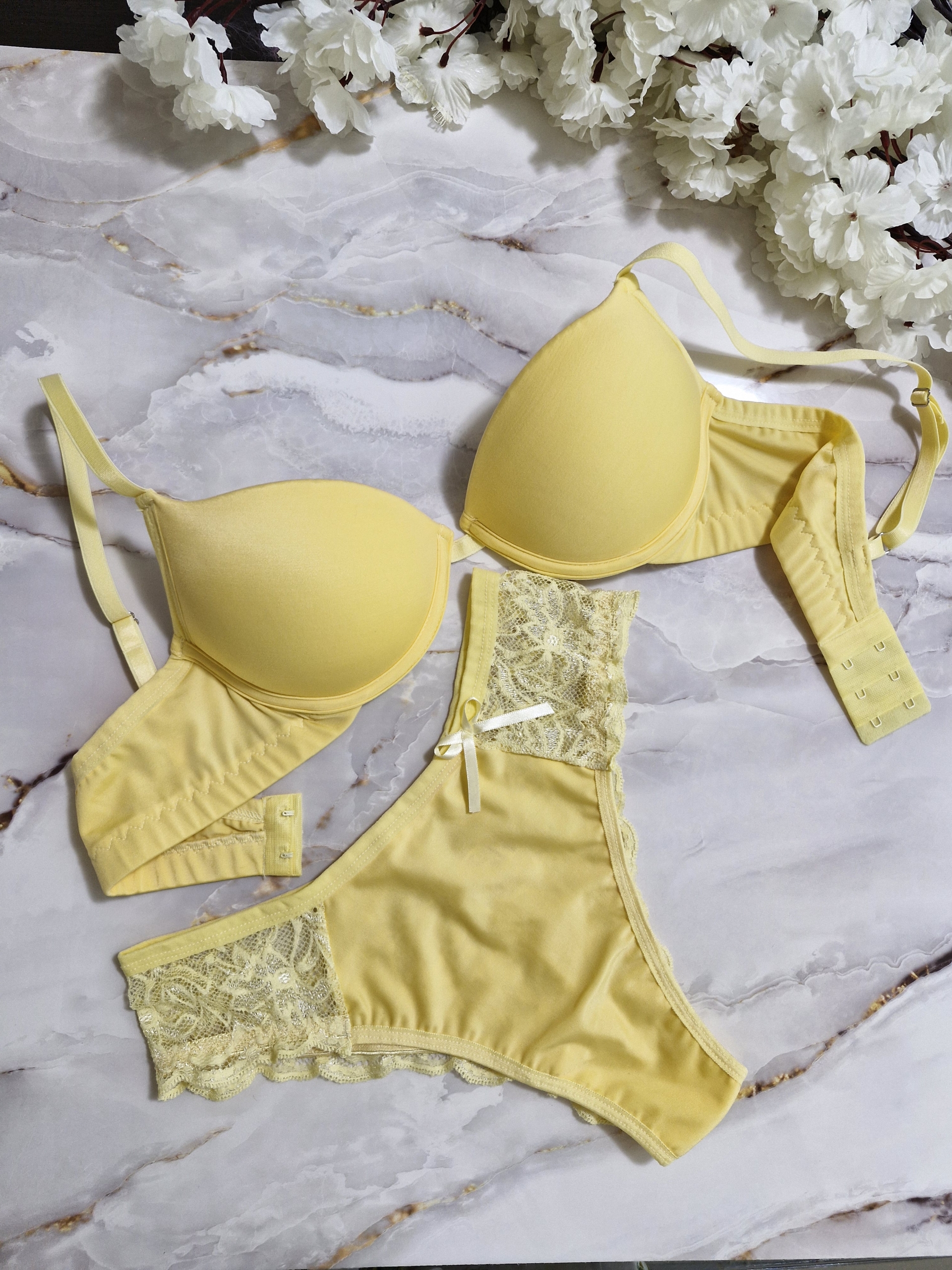 Conjunto de lingerie em microfibra e detalhes em renda