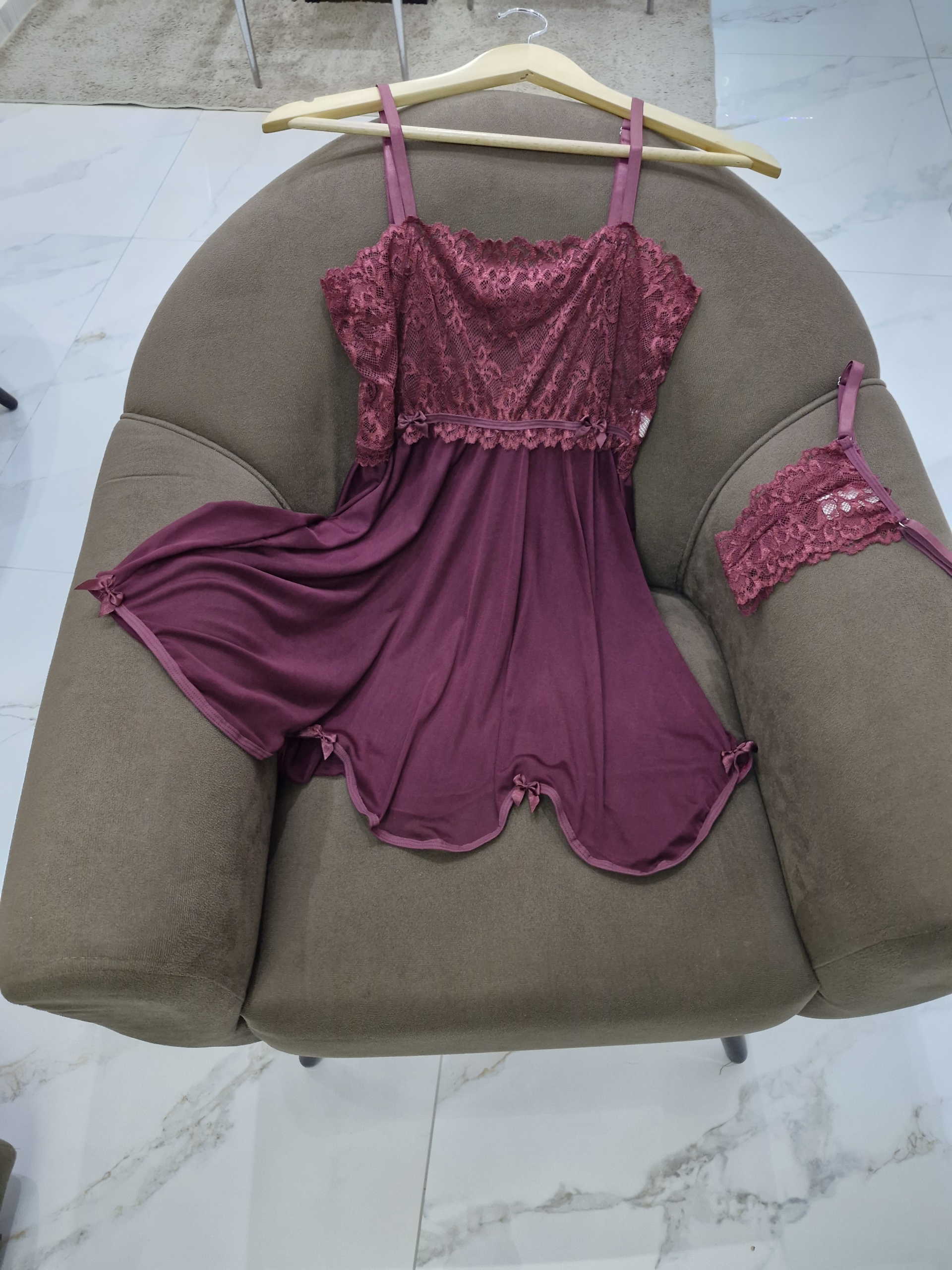 Camisola rubro feita com tule e renda - Image 3