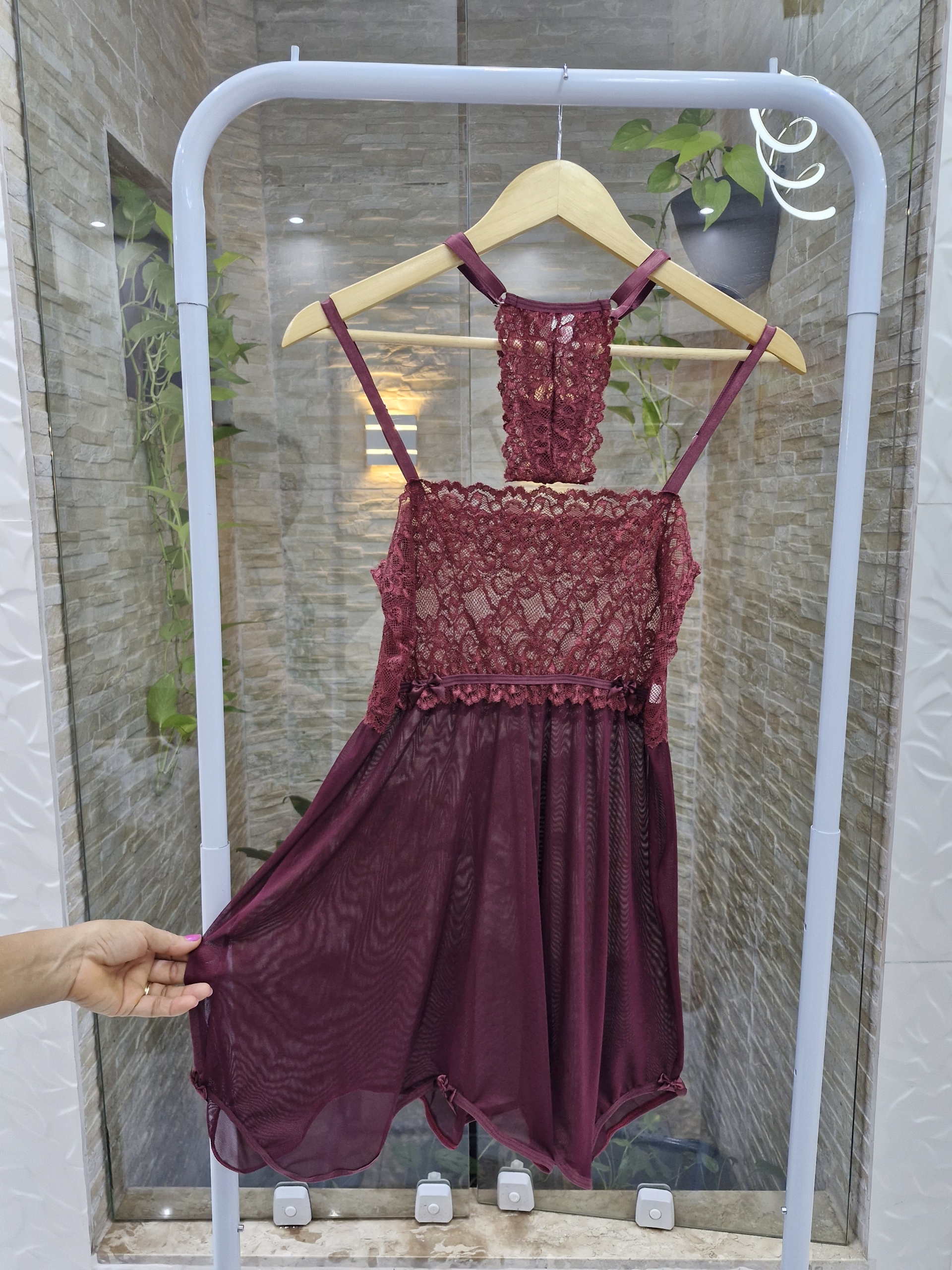 Camisola rubro feita com tule e renda
